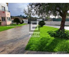 Moradia T4 em condomínio com campo de jogos e piscina